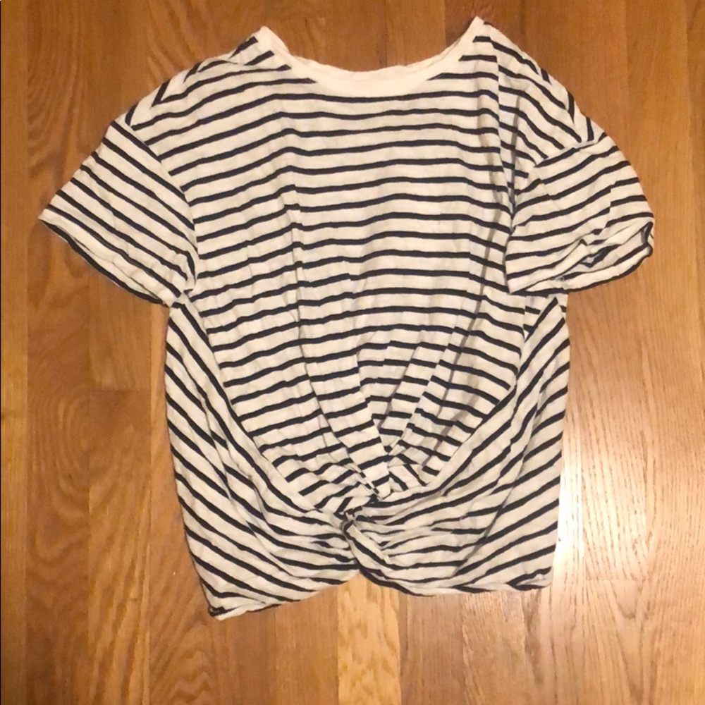 White and black t-shirt with knotted front